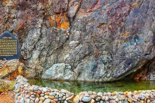 Gia Lai: Nữ ca sĩ Juky San mặc bikini ngâm mình trong Giếng Tiên gây phẫn nộ