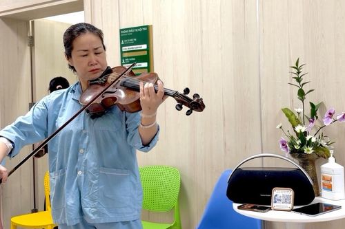 Tiếng đàn lay động trái tim từ giường bệnh cấp cứu