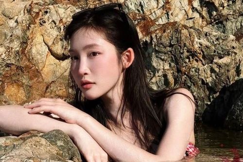 Nữ ca sĩ mặc bikini chụp hình ở Giếng Tiên (Gia Lai), bị chỉ trích dữ dội