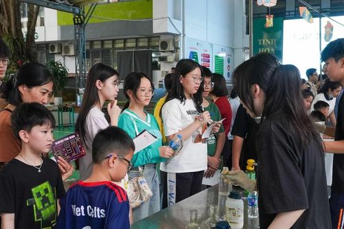 Học sinh tổ chức hội chợ khoa học thu hút hàng nghìn người tham gia