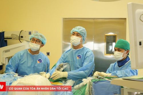 Cứu sống kịp thời người phụ nữ bị dao gọt trái cây cắm sát cột sống
