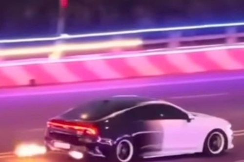 Xác minh clip ô tô con nẹt pô, phun lửa trên đại lộ Đông Tây