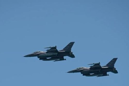 Tiêm kích F-16 bắn pháo sáng để chặn máy bay gần nơi ở của ông Trump