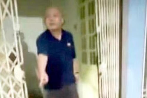Hà Nội: Người mẹ bế con nhỏ bị hàng xóm hành hung ngay trước cửa nhà