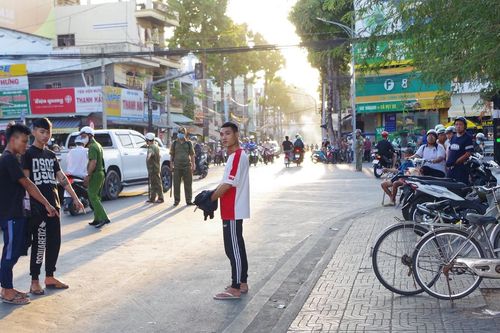 Bắt nhóm thanh niên mang hung khí chém người tại chợ ở Mỹ Tho