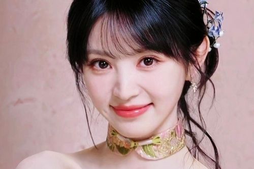 Nữ diễn viên 29 tuổi bị ngắt sóng khi đang trực tiếp vì mặc gợi cảm