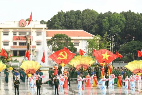 Gần 3.000 cán bộ, chiến sĩ tham gia đồng diễn nghệ thuật tại Quân khu 7