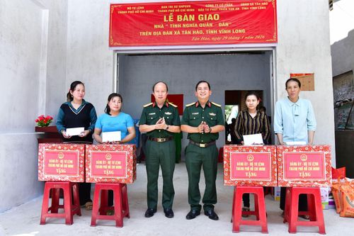 Bộ Tư lệnh TP Hồ Chí Minh bàn giao 4 căn nhà 'Tình nghĩa quân - dân'