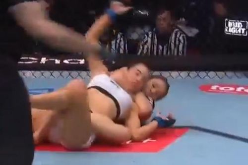 Nữ võ sĩ ra đòn nhanh như chớp, hạ gục đối thủ bằng đòn siết cổ