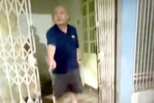 Tạm giữ người đàn ông hành hung người phụ nữ đang bế con nhỏ