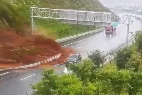 Đất đá tràn xuống cao tốc, ô tô thoát nạn trong tích tắc