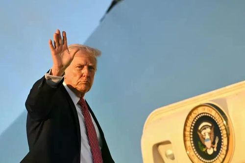 Tiêm kích F-16 xuất kích khẩn, bắn pháo sáng vì sự cố an ninh gần chuyên cơ của ông Trump