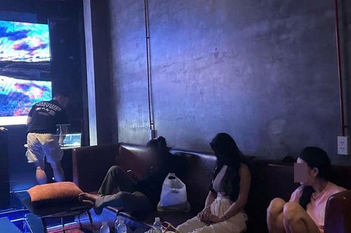 Hành vi đáng xấu hổ của nhóm thanh niên trong phòng karaoke bị Công an bắt quả tang
