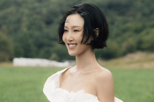 Hwasa khoe vóc dáng 'đồng hồ cát' gợi cảm, phong cách táo bạo tại nhà gây sốt