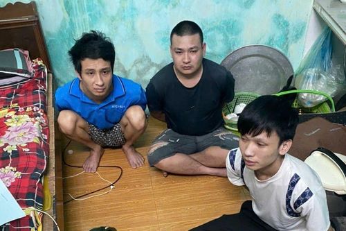 Công an bắt quả tang 3 thanh niên đang 'thác loạn' trong căn phòng