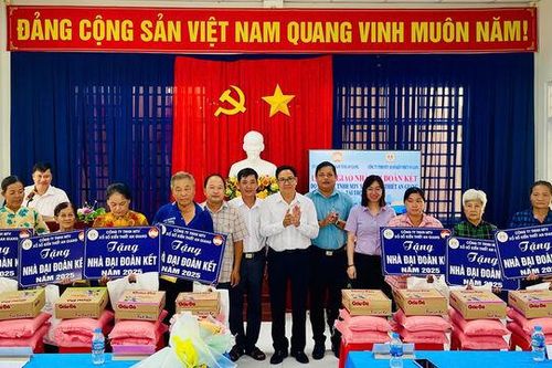Bàn giao 10 căn nhà Đại đoàn kết tại xã Hòa Lạc