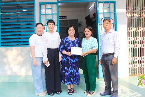 Trao hơn 22 triệu đồng hỗ trợ học sinh Trường Tiểu học Chu Văn An bị tai nạn giao thông