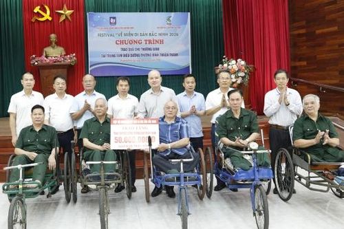 Trao tặng 50 triệu đồng cho Trung tâm Điều dưỡng thương binh Thuận Thành