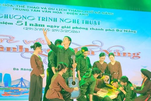 Tổng duyệt chương trình nghệ thuật ca múa nhạc 'Tuổi trẻ với tình yêu Đà Nẵng'