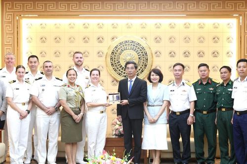 Lãnh đạo thành phố Đà Nẵng tiếp chỉ huy tàu Hải quân Hoàng gia Australia