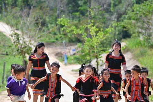 Nâng bước đến trường cho trẻ em xã vùng cao Phước Chánh