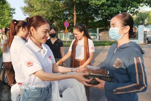 Lan tỏa yêu thương từ những suất cơm chay nghĩa tình