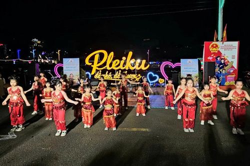 Phố đêm Chợ Nhỏ sôi động với chương trình 'Âm nhạc đường phố'