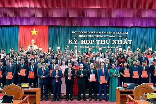 Trao giấy chứng nhận cho 85 đại biểu HĐND tỉnh khóa XIII