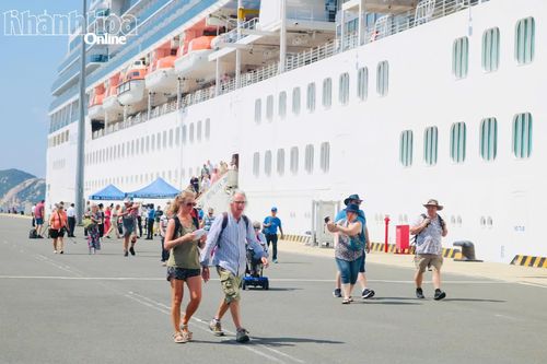 Tàu du lịch biển Coral Princess đưa 1.800 khách đến Khánh Hòa