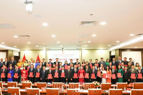 Trao giấy chứng nhận đại biểu HĐND tỉnh Khánh Hòa khóa VIII, nhiệm kỳ 2026 - 2031 cho 67 đại biểu trúng cử
