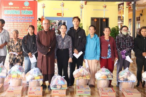 Xã Cam Lâm phối hợp tặng 200 suất quà cho hộ nghèo, cận nghèo