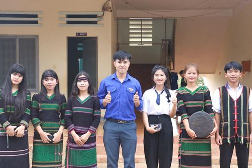 Người thầy tận tâm nơi vùng biên Tuy Đức