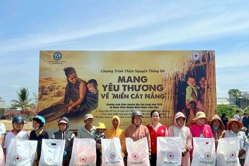 Hàng ngàn suất quà 'Mang yêu thương về miền cát trắng'