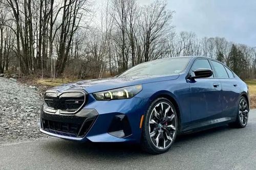 BMW i5 tại Mỹ chính thức đồng bộ chuẩn sạc Tesla NACS cho toàn bộ phiên bản từ 2026