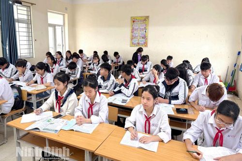 Nghị lực vượt khó của 3 chị em sinh ba mồ côi