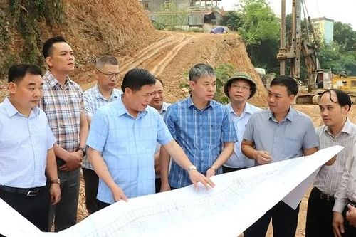 Phó Chủ tịch UBND tỉnh Đinh Công Sứ kiểm tra 2 dự án cấp bách tại khu vực Hòa Bình