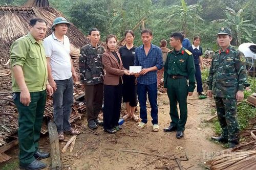 Bằng Lang thăm hỏi, hỗ trợ gia đình bị sập nhà do dông lốc