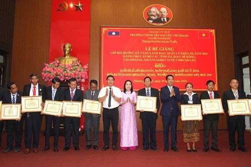 60 học viên các tỉnh Nam Trung Lào hoàn thành khóa bồi dưỡng kỹ năng lãnh đạo, quản lý