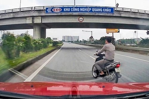 Đùa với tử thần, người đàn ông đi xe máy vô tư lạng lách giữa cao tốc