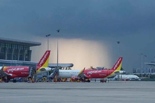 Mưa dông đầu mùa gây xáo trộn điều hành bay tại Nội Bài và loạt sân bay phía Bắc