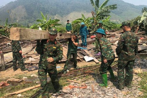 Lào Cai: Huy động hàng trăm cán bộ, chiến sĩ giúp dân dựng lại nhà sau dông lốc