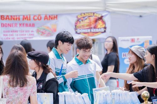 Hơn 2.500 học sinh tới Trường Đại học Ngoại thương trải nghiệm ngành học và hoạch định lộ trình vào đại học