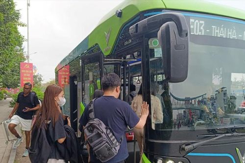 Chi phí đi lại tăng cao, người dân Hà Nội chuyển sang sử dụng xe buýt, tàu điện