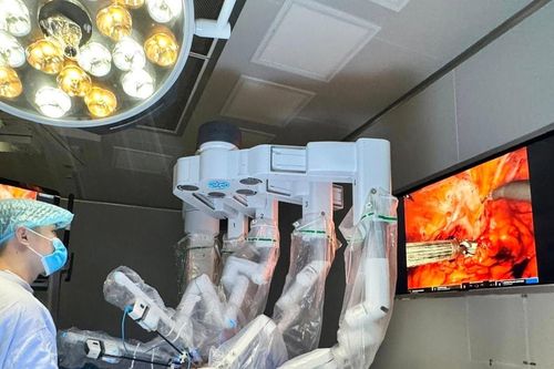 10 năm vượt ung thư giai đoạn cuối, bệnh nhân 'hồi sinh' nhờ phẫu thuật robot