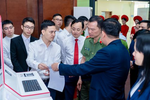 Từ 31/3, người dân Thanh Hóa có thể thực hiện dịch vụ công chỉ trong 3 phút nhờ Kiosk thông minh