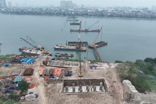 Thành phố yêu cầu đẩy nhanh tiến độ GPMB ba cầu vượt sông Hồng