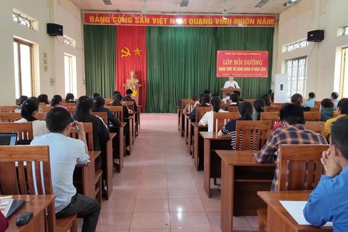 63 quần chúng ưu tú được bồi dưỡng nhận thức về Đảng