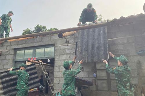Kịp thời hỗ trợ 2 hộ dân khắc phục ảnh hưởng do mưa và lốc xoáy gây ra tại xã Phục Hòa