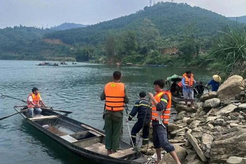 Lật thuyền giữa đêm trên hồ thủy điện Chiêm Hóa, bố mẹ mất tích: Con trai đã may mắn sống sót bằng cách nào?