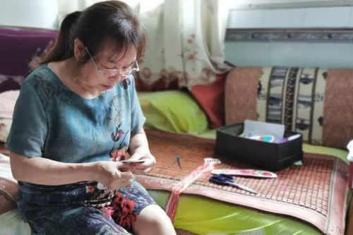 Con trai hy sinh khi đang làm nhiệm vụ, người mẹ lặng lẽ khâu từng đôi lót giày suốt 20 năm để gửi cho những người lính khiến ai cũng nghẹn lòng